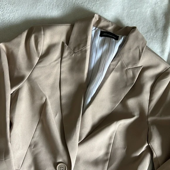 Elegant Tan Women's Blazer - Picture 3 of 6